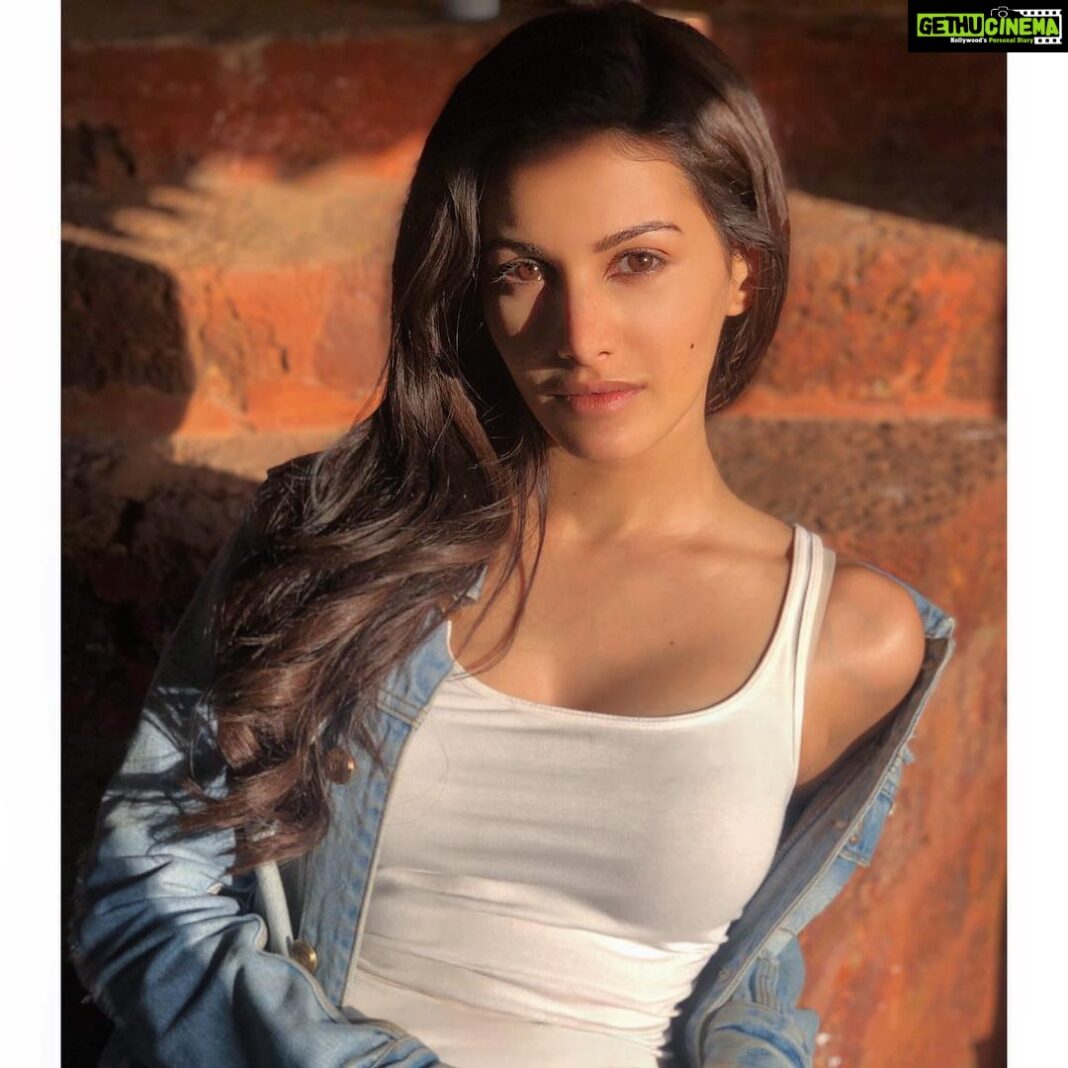 Amyra Dastur Instagram - There’s a tiny piece of the sun inside her and if you can’t see it, then you’ve never really looked into her eyes. . . . #mua & PC- @makeupandhairbystacy 📸👄💄 Hair by @stylistsony 👑 महाबळेश्वर