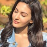 Amyra Dastur Instagram - Soaking in the sun ☀️ . . @makeupandhairbystacy 📸👄💄 Hair by @stylistsony 👑 Mahabaleshwar