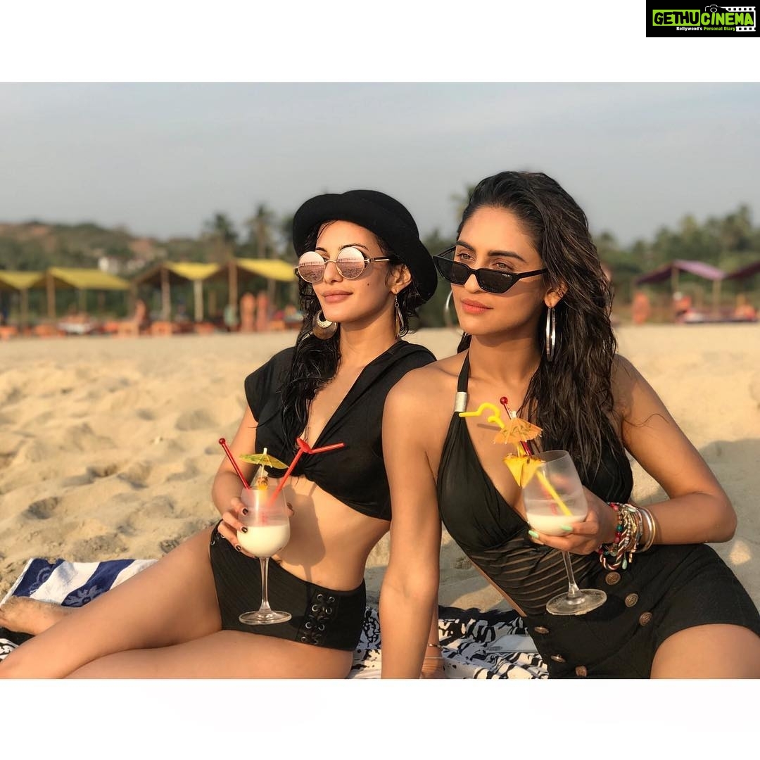 Amyra Dastur Instagram - βοΈπππΆπΉ @krystledsouza β₯οΈ . . #goa #aesthetics #beachbabes #vitaminsea #pinacolada π« Mandrem, Goa, India