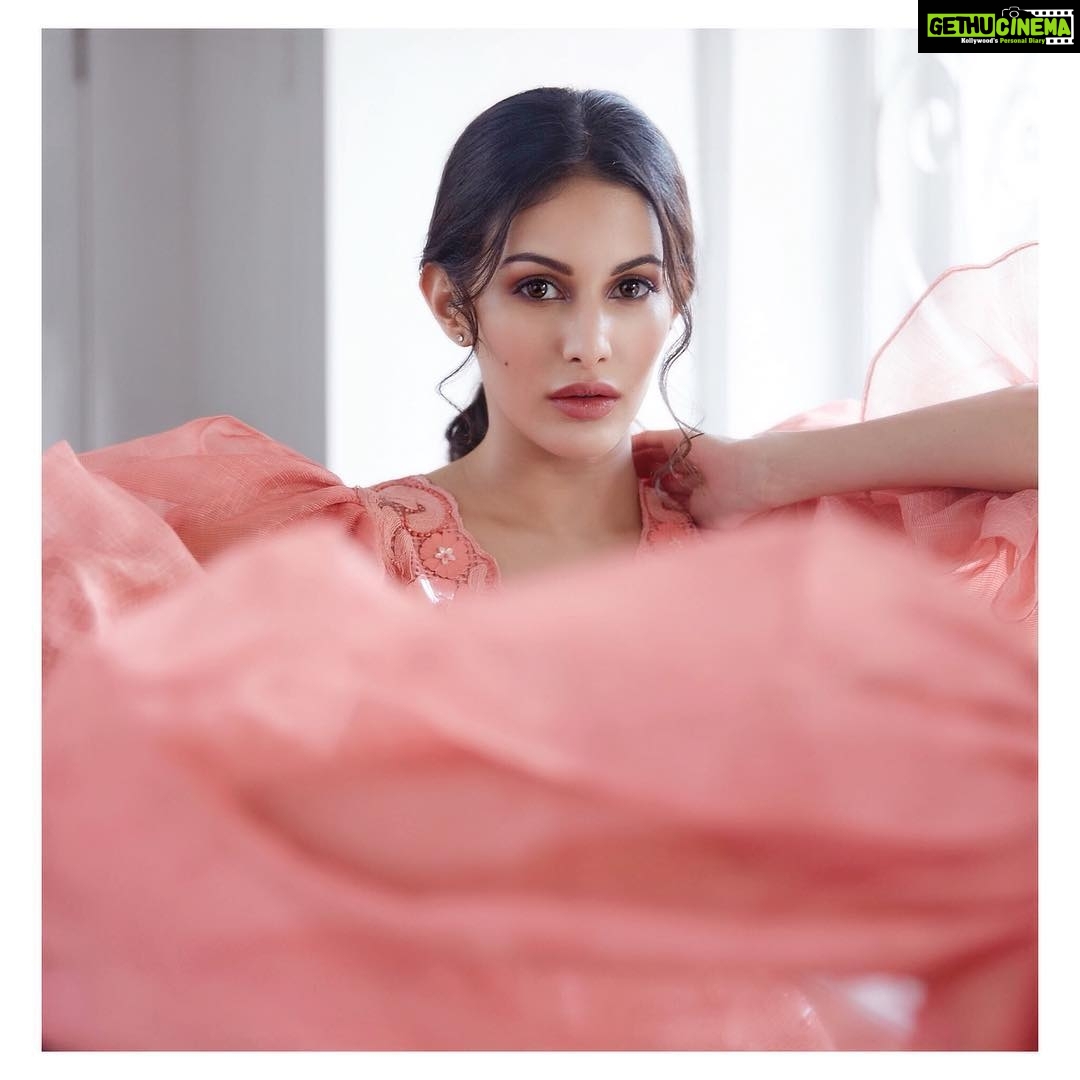 Amyra Dastur Instagram - โAnd there she was ... Somewhere between heaven and hell. Not knowing if she might be the poet or the poetry. The sinner or the sin.โ - #michelleschaper . . . ๐ธ Shot by @divrikhyephotography ๐ธ Hair and Make Up by @natashamathiasmakeup ๐ Styled by @talukdarbornali ๐ฆ Mumbai, Maharashtra