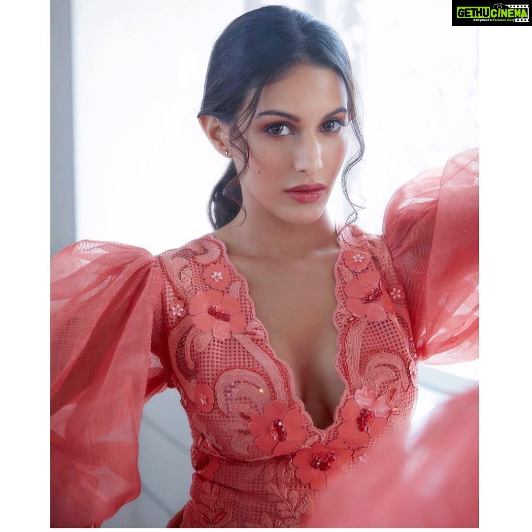 Amyra Dastur Instagram - You donβt just βcatchβ a girl like her. If, you are lucky enough to have her, itβs because she let you. Remember that. . . π @pankajandnidhi π Styled by @talukdarbornali β¨ π #mua @natashamathiasmakeup assisted by @glamourbeautybysu π πΈ Photographed by @divrikhyephotography πΈ . @mumbaifilmfestival #jiomami 2018 π¬ #rajmachawal π Mumbai, Maharashtra