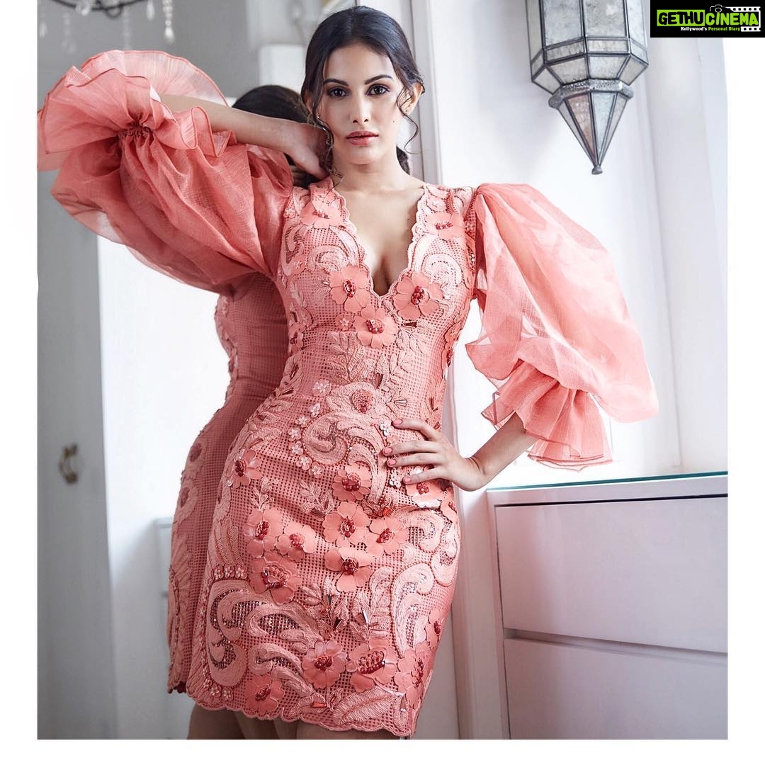 Amyra Dastur Instagram - βFashion is about suspense and surprise and fantasy. Itβs not about rules.β - #wolfgangjoop π . . In @pankajandnidhi for the first #screening of #rajmachawal π¬ in India at the @mumbaifilmfestival #jiomamiwithstar2018 π. . . π Styled by @talukdarbornali π π Makeup & Hair by @natashamathiasmakeup (assisted by @glamourbeautybysu )π πΈ Photographer @divrikhyephotography πΈ Mumbai, Maharashtra