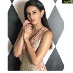 Amyra Dastur Instagram - Just a little sparkle 😉 In @papadontpreachbyshubhika with #jewellery from @azotiique @rahejavarun for the #openingceremony of @mumbaifilmfestival 2018 💥💥💥 Style by @talukdarbornali Mumbai, Maharashtra