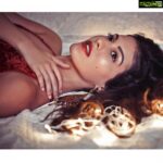 Amyra Dastur Instagram - “You have to find what sparks a light in you so that you in your own way can illuminate the world.” - #oprahwinfrey ✨ . . Photographed by @divrikhyephotography 📸 Make up by @makeupbyriddhima 👄 Hair by @krisann.figueiredo.mua Styled by @parakramrana Earrings from @world.of.palette Mumbai, Maharashtra
