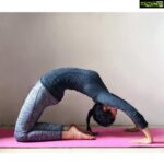 Amyra Dastur Instagram - “If you spend too much time thinking about a thing, you’ll never get it done. Make at least one definitive move daily toward your goal.” - #BruceLee 🙏🏻 . . Thursday training sessions with @umeshhasolkar 💪🏻 #backflexibility #flexibilitytraining 👊🏻 Mumbai, Maharashtra