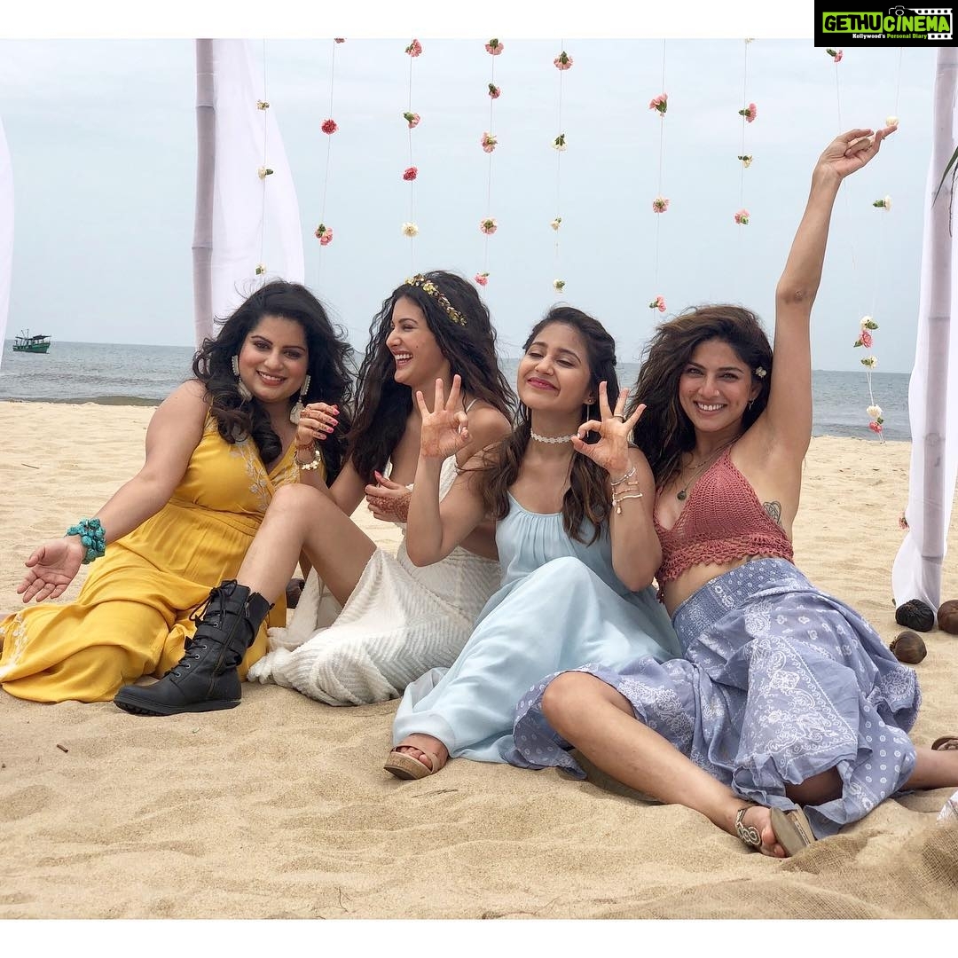 Amyra Dastur Instagram - We didnβt even realise we were making memories, we just knew that we were having fun βοΈ . . Nazia, Ira, Ananya & Sanjana π #thetrip2 π¬ directed by @chinxter β¨ @disneyindia @bindasstv π @mallikadua @battatawada @sapnapabbi_sappers β€οΈ #happyfriendshipday π Pondicherry