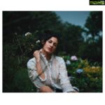 Amyra Dastur Instagram – Her heart walks with the angels.
But, her soul runs with the gypsies.
.
.
📸 @beejlakhani 
Styled by @ekalakhani @team___e @shivani.saboo 
Wearing @vipulshahbags 
Jeans @freakinsindia @viralmantra 
MUA @nidhiagarwalmua 
Hair by @rohit_bhatkar 
Managed by @jubinrajeshdesai Khandala