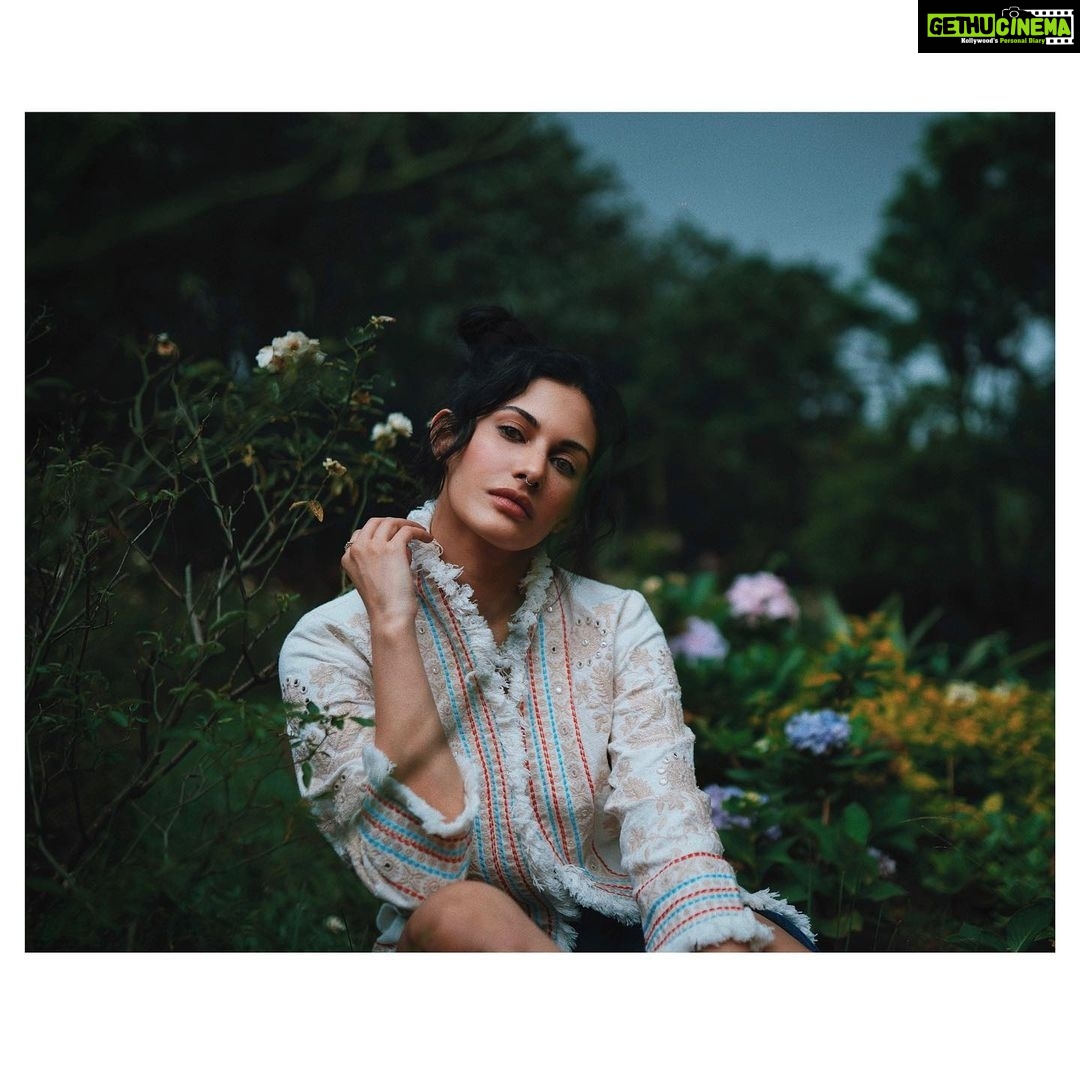 Amyra Dastur Instagram - Her heart walks with the angels. But, her soul runs with the gypsies. . . 📸 @beejlakhani Styled by @ekalakhani @team___e @shivani.saboo Wearing @vipulshahbags Jeans @freakinsindia @viralmantra MUA @nidhiagarwalmua Hair by @rohit_bhatkar Managed by @jubinrajeshdesai Khandala