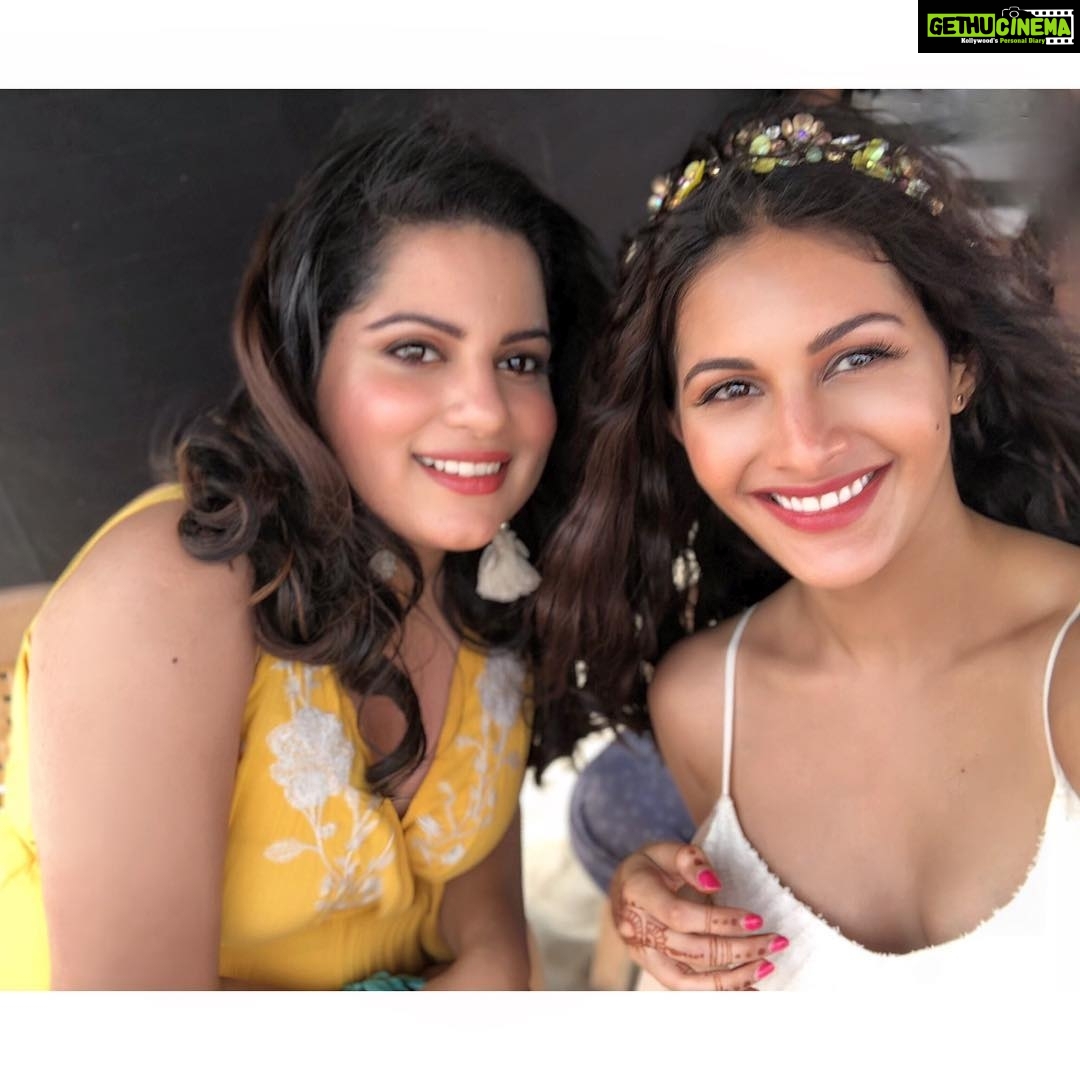 Amyra Dastur Instagram - Arrey arrey!!! Meri hone waali biwi ki janam din Hai!!!! Yaar tu ban gayi meri jaan! Tu Muhje itna hasati hain, meri Hindi ki mazaak udati hain aur main jaanti hoon ki hum sirf ek hafte pehle mile hain lekin tu meri love at first sight ban gayi. Hasaane ke liye Thank you, Apne banane ke liye Thank you. Tum toh unique ho. Ladkiyon ki confidence deti ho tum, to just be their ridiculous selves. Yaar tu meri soulmate ban gayi, phattu kahin ke! Aur please meri zindagi mein taang udaana band na karo! Love you babe ❤️ Pondicherry