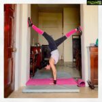 Amyra Dastur Instagram - “The nature of #yoga is to shine the light of awareness into the darkest corners of the body” - #jasoncrandell 🙏🏻 . #worldyogaday #2018 🌟 Thank you @umeshhasolkar for helping me get this far 💪🏻 . . Wearing @myriad_activewear Mumbai, Maharashtra