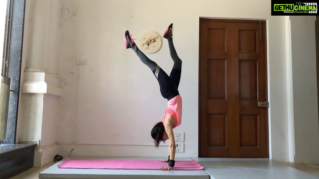 Amyra Dastur Instagram - “Success isn’t #overnight ... It’s when everyday, you get a little better than the day before” ☀️ . . Slightly bumpy landing, but I’m working on that 😎💪🏻 @umeshhasolkar Cumballa Hill, Maharashtra, India