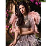 Amyra Dastur Instagram - ‘Beyond the Horizon’ with @thepeacockmagazine_ ✨ . . Wearing @falgunishanepeacockindia Photographed by @sanjeevkumarphotography Hair and Make Up by @priyalahon 💫 @falgunipeacock @shanepeacock 💫 Location: @dellaadventureandresorts Della Adventure & Resorts