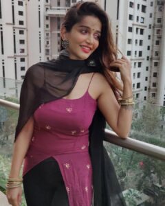 Anaika Soti Instagram - Swipe to the last pic to see "behind every smile there's a hidden lie" literally 🥺🥺