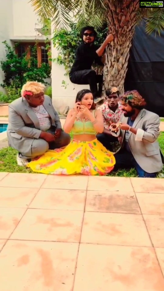 Anaika Soti Instagram - Some fun between shots with my sweet & crazy co actors 😂 @jimikily @ezhilaboy @gagangahatraj @kalki will shoot better quality next time 🥰