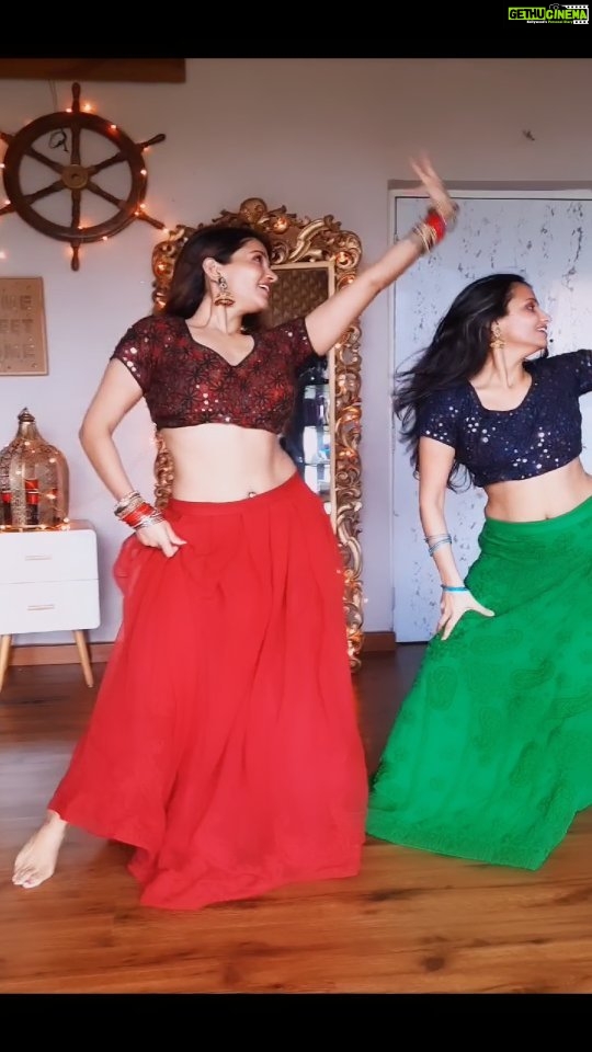 Anaika Soti Instagram - Bas aise hi 😋 how filmy are we @shagunsoti ? Nah this is not the song Dance steps by my fav sashi sir ❤️ DOP- @modhaparth 😂😋