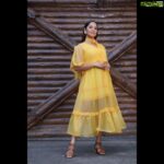 Anasuya Bharadwaj Instagram – Feeling Sunflower-y today 🌻

For #MasterChefTelugu #tonyt 8:30pm onwards only on @geminitv ❤️

Outfit & Styling : @gaurinaidu 💛
PC: @valmikiramuphotography 🌝