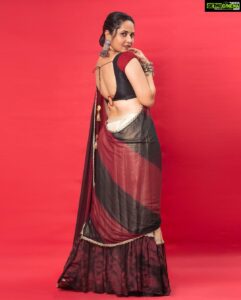 Anasuya Bharadwaj Instagram - Darling.. Shine. That’s all. For #Jabardast #tonyt Outfit & Styling @gaurinaidu 💃 PC: @chinthuu_klicks 😊