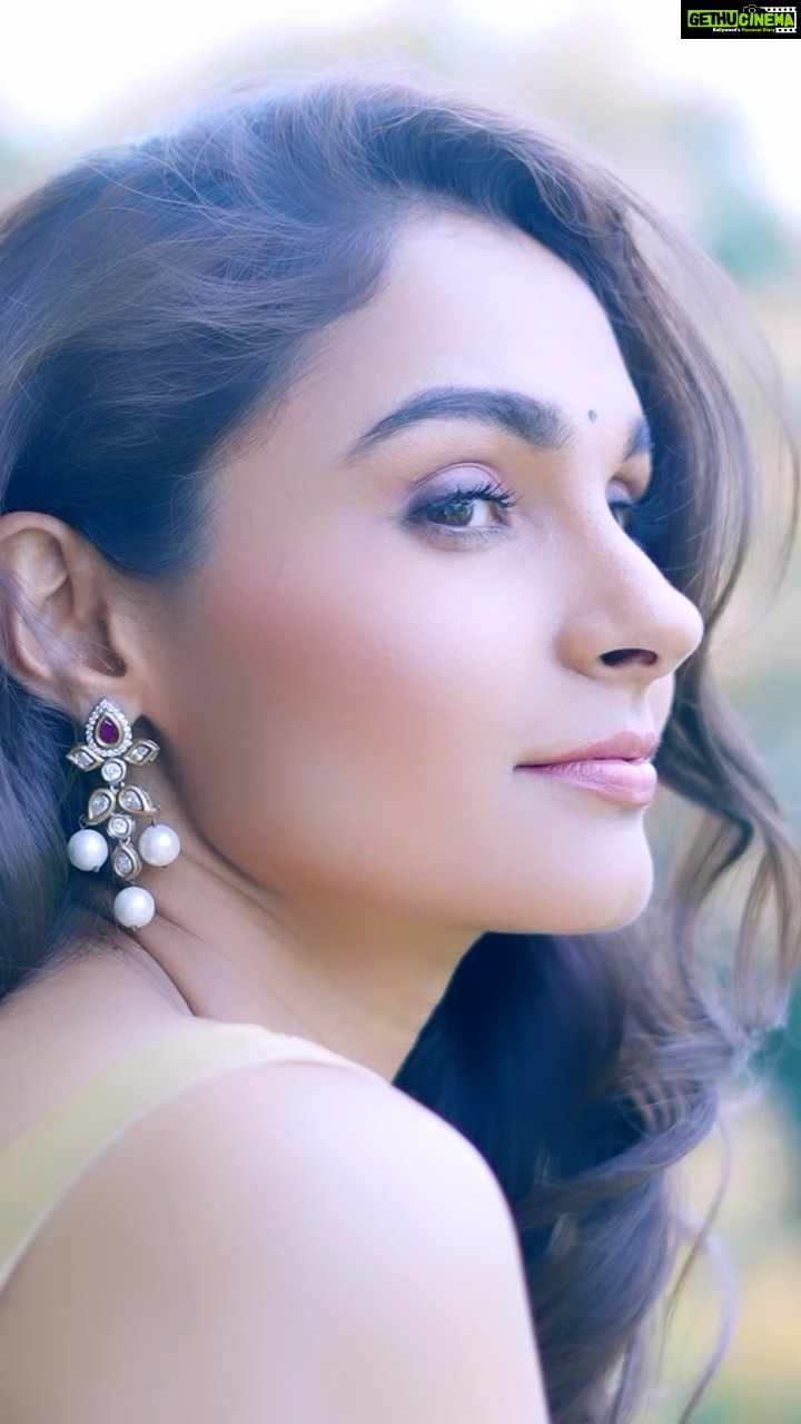 Andrea Jeremiah Instagram - Back to #GVM heroine vibes with this reel 🤩 @aadhavkannadhasan @editorkarthik @artventurefilmsind @travelwithsai @prakatwork