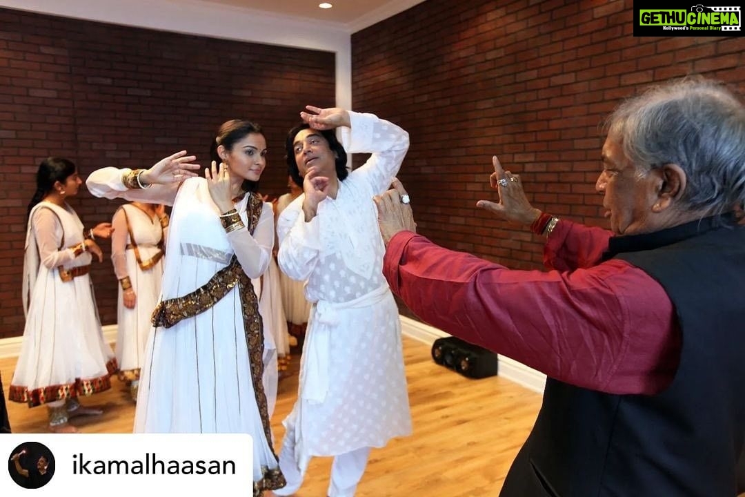 Andrea Jeremiah Instagram - #RIP Birju Maharaj-ji, it was an honor to have worked with you ❤️ Posted @withregram • @ikamalhaasan ஈடு இணையற்ற நடனக் கலைஞரான பண்டிட் பிர்ஜூ மகராஜ் மறைந்தார்.ஓர் ஏகலைவனைப் போல பல்லாண்டுகள் தொலைவிலிருந்து அவதானித்தும்,விஸ்வரூபம் படத்திற்காக அருகிருந்தும் நான் கற்றுக்கொண்டவை ஏராளம்.இசைக்கும் நாட்டியத்திற்கும் தன் ஆயுளை அர்ப்பணித்துக்கொண்டவரே, ‘உன்னை காணாது நான் இன்று நானில்லையே’