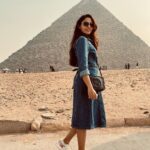 Andrea Jeremiah Instagram – Day 1 of being a #tourist in #egypt 😎 

📸 @nazeef_btos 

@ramseshilton @pickyourtrail @myelegantvoyages

#UnwrapTheWorld #LetsPYT #Pickyourtrail ​​#Ramseshilton #ElegantVoyages #GlobalTrails #S&L #GizaPyramids #magicalcairo Giza Pyramids