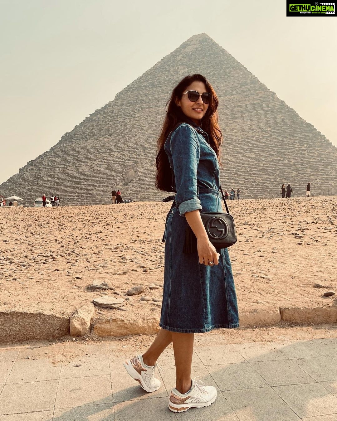 Andrea Jeremiah Instagram - Day 1 of being a #tourist in #egypt 😎 📸 @nazeef_btos @ramseshilton @pickyourtrail @myelegantvoyages #UnwrapTheWorld #LetsPYT #Pickyourtrail ​​#Ramseshilton #ElegantVoyages #GlobalTrails #S&L #GizaPyramids #magicalcairo Giza Pyramids