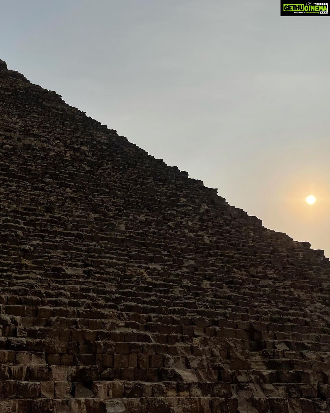 Andrea Jeremiah Instagram - Day 1 of being a #tourist in #egypt 😎 📸 @nazeef_btos @ramseshilton @pickyourtrail @myelegantvoyages #UnwrapTheWorld #LetsPYT #Pickyourtrail ​​#Ramseshilton #ElegantVoyages #GlobalTrails #S&L #GizaPyramids #magicalcairo Giza Pyramids