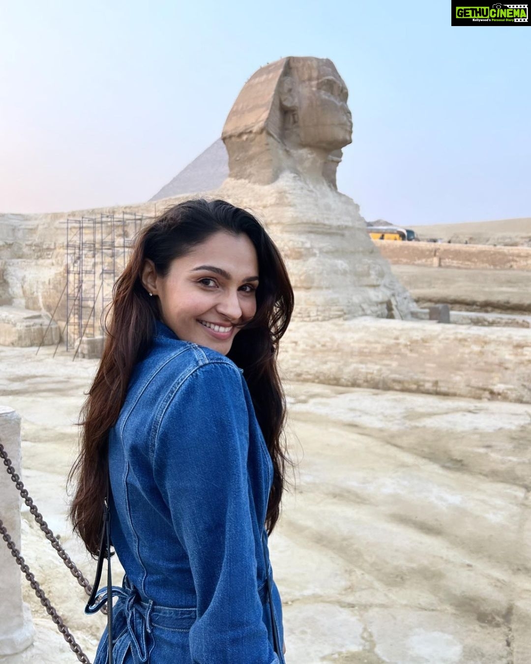 Andrea Jeremiah Instagram - Day 1 of being a #tourist in #egypt 😎 📸 @nazeef_btos @ramseshilton @pickyourtrail @myelegantvoyages #UnwrapTheWorld #LetsPYT #Pickyourtrail ​​#Ramseshilton #ElegantVoyages #GlobalTrails #S&L #GizaPyramids #magicalcairo Giza Pyramids