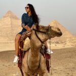 Andrea Jeremiah Instagram - Day 1 of being a #tourist in #egypt 😎 📸 @nazeef_btos @ramseshilton @pickyourtrail @myelegantvoyages #UnwrapTheWorld #LetsPYT #Pickyourtrail ​​#Ramseshilton #ElegantVoyages #GlobalTrails #S&L #GizaPyramids #magicalcairo Giza Pyramids