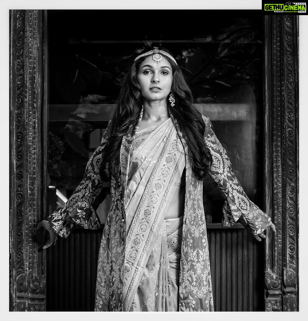 Andrea Jeremiah Instagram - Stepping into the weekend like πππ πΈ @soondah_wamu MUH @prakatwork @motwanikiara Styling @amritha.ram Jacket @kasturikundal saree @warpnweftbysagrikarai Jewelry @sangeetaboochra PR @fashionsignatureofficial Location @synckofficial