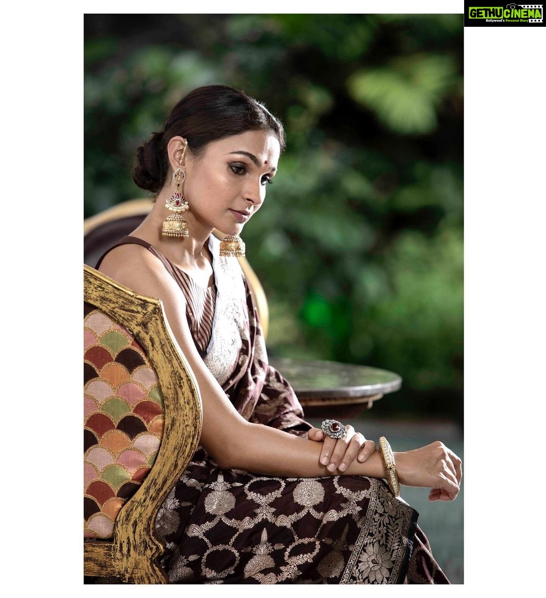 Andrea Jeremiah Instagram - 🪔 📸 @soondah_wamu MUH @prakatwork @motwanikiara Styling @amritha.ram Saree @warpnweftbysagrikarai Earrings & bangle @amrapalijewels Ring @sangeetaboochra PR @fashionsignatureofficial Location @synckofficial