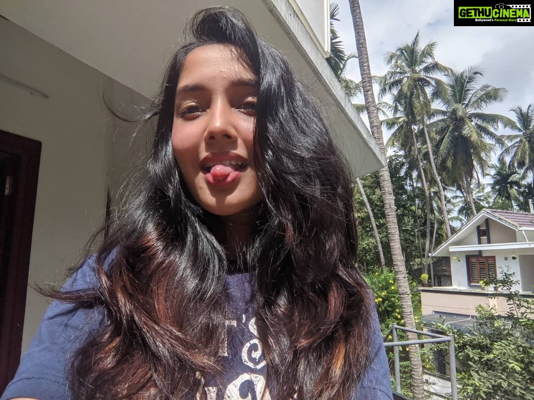 Anikha Instagram - I had been feeling like shit about myself cause I had nothing going on other than exams and studies so I took this pic and felt better about myself.. so reminder take a picture in good lighting and you'll feel better about yourself.✌️