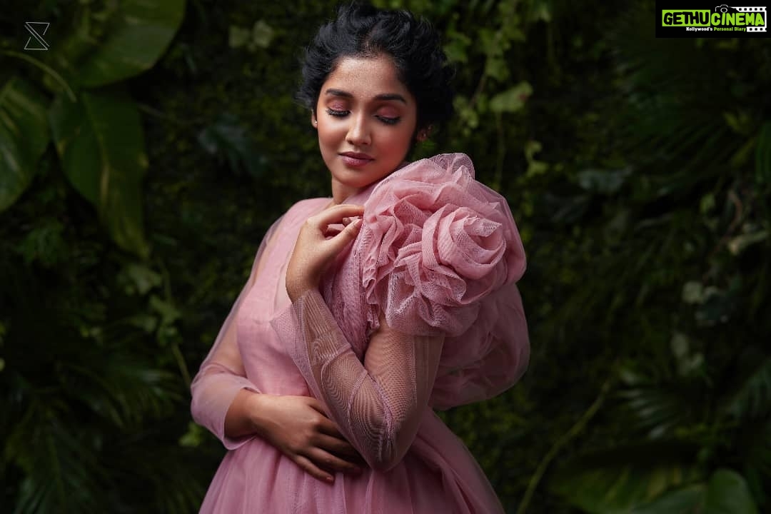 Anikha Instagram - i put the pony in the second slide cause i wanted to feel more important. it's stealing the show a little too much😃 Photography: @jstn_pol Designer: @the__stylist_man Mua:@shiva_makeover Outfit: @khalifcelebration Videography:@sajil_sasikumar Pony: @zootopia_tales Event:@signatureevento . Crew @hanfas__ @arun_f_b @n_i_g_i_l @_stebimon_official_ @deepakjoseph2871 @eric_rebelz . Special thanks @rajeesh_tk @photography_ishttam @akshay_ranjith @m3_carbine @Jestin_Echo