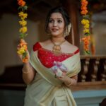 Anikha Instagram - Happy Onam!!!!🌼🌼 @rainbowmedia_photography @leirakuncysiby @zohib_zayi @alkas_bridal @shiva_makeover @vijaylakshmi._bridalmakeover2