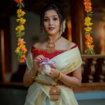 Anikha Instagram – Happy Onam!!!!🌼🌼

@rainbowmedia_photography
@leirakuncysiby
@zohib_zayi
@alkas_bridal
@shiva_makeover 
@vijaylakshmi._bridalmakeover2