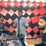 Anirudh Ravichander Instagram - #NaanPizhai ❤️ In the studio with @ravig_official and @le_sajbro 📹@rp3825 @vinhariharan @sonymusic_south @wikkiofficial @actorvijaysethupathi #Nayanthara @samantharuthprabhuoffl