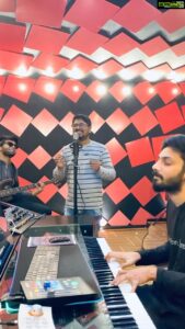 Anirudh Ravichander Instagram - #NaanPizhai ❤️
In the studio with @ravig_official and @le_sajbro 

📹@rp3825 @vinhariharan 
@sonymusic_south 

@wikkiofficial @actorvijaysethupathi #Nayanthara @samantharuthprabhuoffl