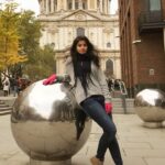 Anisha Victor Instagram - How distracting are those hot pink gloves 💕🧤 ❄☃️ #throwback #lockdownlife #oldnormal #london #england #Unitedkingdom #stpaulscathedral #church #Diana #hotpink #winter #frozen #throwbackbecausecantgoouttotakenewpictures 🤪 St. Paul's Cathedral