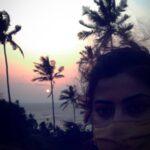 Anisha Victor Instagram - Nothing much... just photobombing today's sunset. Last day in Goa.. already!! 😞 #summer #maskon #travel #Goa #India #Vagator #beach #sea #sunsetperson 🌴🍍🍹🍃💚 Vagator, Goa