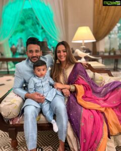 Anita Hassanandani Instagram - Family 💜
Wearing @sonamluthria 
Boys in @silverettebykhushbooraj