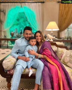 Anita Hassanandani Instagram - Family 💜
Wearing @sonamluthria 
Boys in @silverettebykhushbooraj
