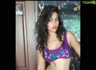 Anjali Lavania Instagram - My expression says it all 🤣 Mood: feeling sleeeeppppyyy 😴 Waking up late after a long time …. Should I : 1, Do yoga 2, Meditate 🧘🏻‍♀️ 3, Go back to sleep 🛌🙃😴😂 #feelingsleepy #anjalilavania #morningvibes #nomakeup