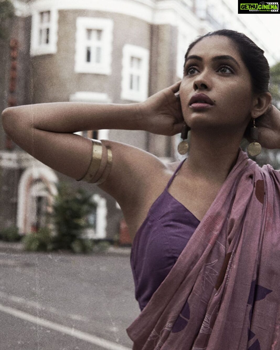 Anjali Patil Instagram - These images were shot on a very early morning. It was dark! Harshad came to pick me up and we drove all the way to Colaba listening Prateek Kuhad’s song with the dawn of the city herself. By the time we reached it was pretty lit. I was little apprehensive with filming on the roads. But the moment the dimension of the photographer and camera’s attention is created, you are transported to one of the safest place. It’s been 11 years since I tasted this magic and it never fails. Some of the images here, I have used in a reel but they deserve their own stillness. Here are the images of my world from the other dimension! Loud Silence by @knowharshad Wardrobe by @inkpikle