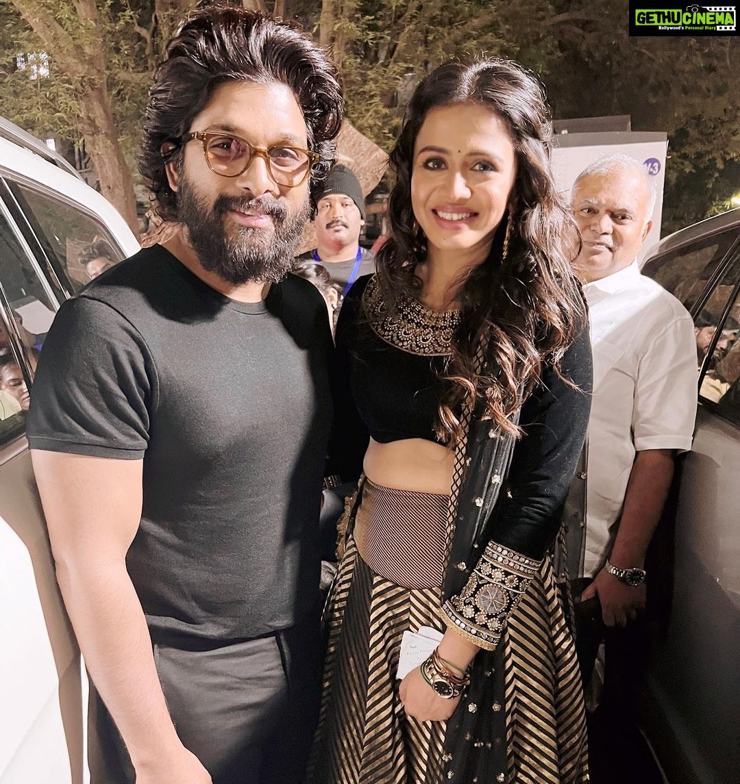 Anjana Rangan - 59K Likes - Finally .. met my fav most and shared stage with him. Hosting #pushpathanksgivingmeet was everything i cud ask for in this last month of 2021 🔥My year is made! 😍 More pictures coming soon. #alluarjun #pushpa #bunny #iconstar
Wearing @studio149 ❤️