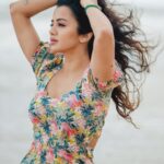 Anjana Rangan Instagram - The wind in my hair.. The sand between my toes.. The deep sea roaring in front of me.. The gloomy grey sky above… And the drizzle slowly setting in… Mood : beautiful yet gloomy .. Photography : @pk_views 📸