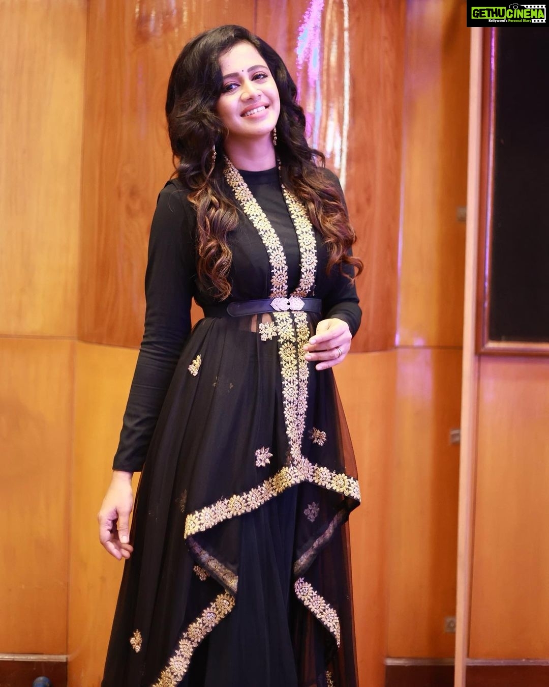 Anjana Rangan Instagram - Outfit : @magicbyjeeni Hair : @puii_c_ammy Photography: @vdop_photography Reunited with my first love - The Stage! ❤️ Had so much fun yesterday! The vibe , the ppl, the love was everything i cud ask for.. i am hosting a corporate event literally after couple of years! ❤️ The happiness was beyond words! Thank u @archanachandhoke ❤️ for referring me. Thank u @jfx_ganesh @jfx_events for making me feel at home! And a huge thanks to @lnttechnologyservices #L&T group for the electrifyn atmosphere and the abundant love . ❤️❤️ #loveforstage #aboutyesterday