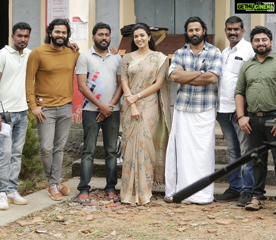 Anju Kurian Instagram - Sharing a good news with my #instafamily ! #meppadiyan World Wide Release on 14th Jan 2022 and check out the new Ayyappa Lyrical video composed by @rahul_subrahmanian_music, sung by @iamunnimukundan ✨. https://youtu.be/eavZ5Pa9R8Y Need all your support 🙏! #seeyouattheater #2022 #umffilms