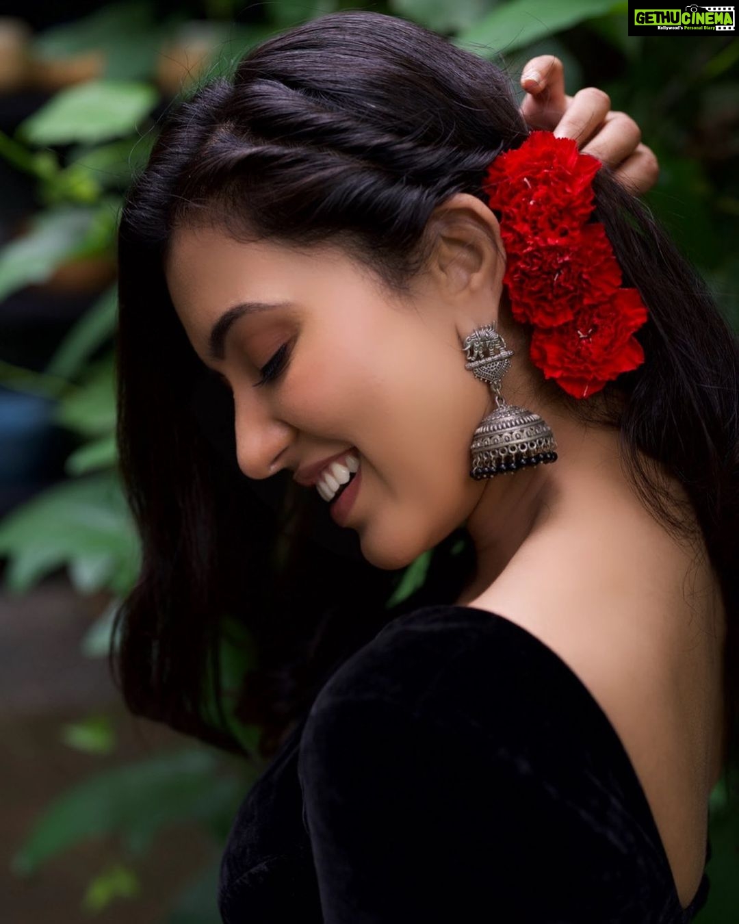 Anju Kurian Instagram - Hello DeCeMbEr ๐ฅ! ๐ธ - @adnan.a.abbas ๐๐ปโโ๏ธ- @joe_elize_joy ๐- @sajiandfaraz ๐- @turmerikofficial #heydecemberโ๏ธ #favouritemonth #decembervibes #picoftheday #portrait #floweryday #wednesday #goodvibes #joy #happinessbegins #lovewins #season #eveningsmile Thrissur
