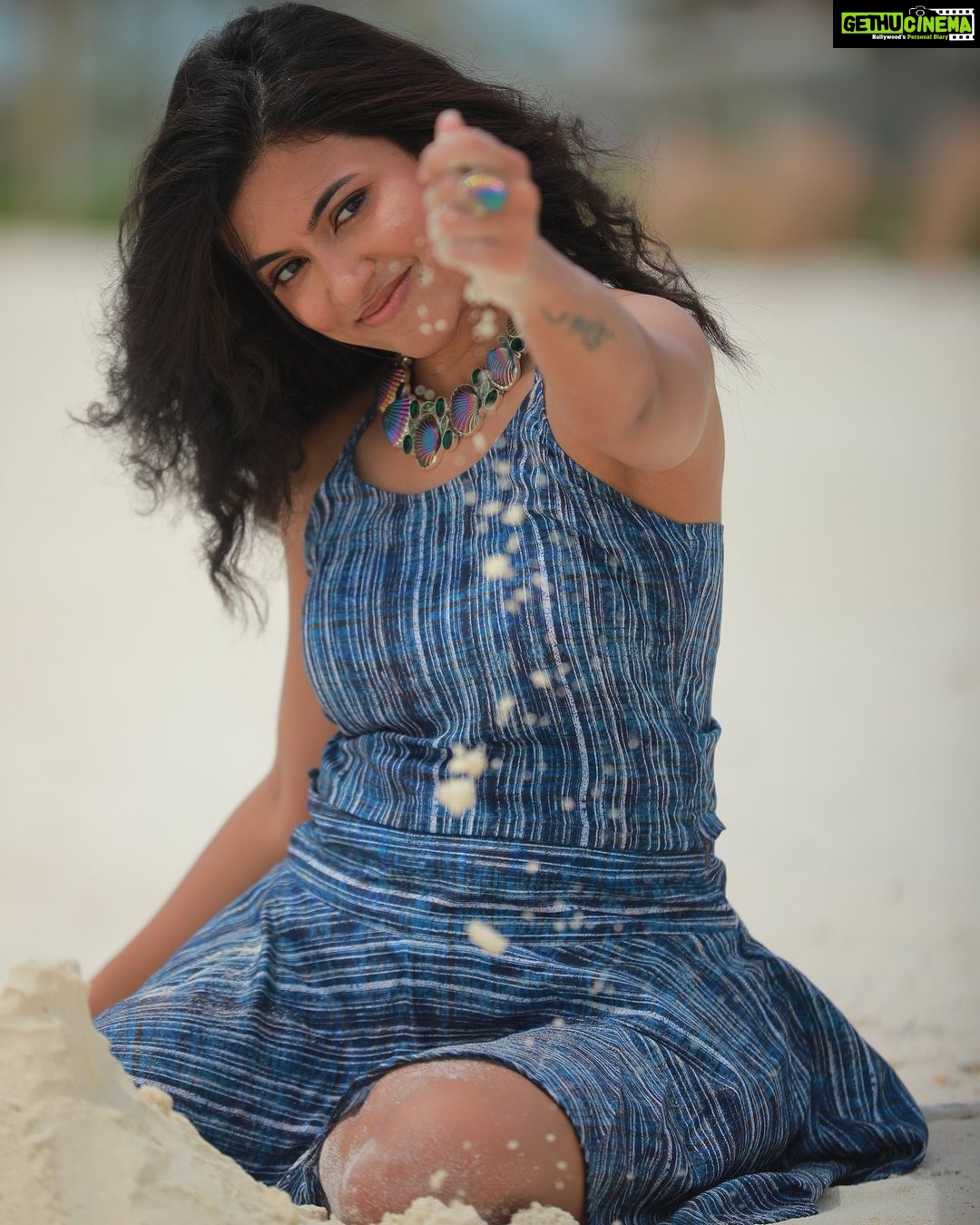Anju Kurian Instagram - 🎶Dil to bachcha hai Ji 🎶 🙈. #fridaymood #kidinme #diltobachahaiji #beachvibes #happiness #littlethingsinlife #vacaymode #maldives #instatravel #instadaily #weekendfun #loveislove 📸- @thevenkatbala 💄- @_femy_antony_ 👗- @designs_by_lis Somewhere in My Own World