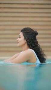 Anju Kurian Instagram - Endless blue 💙🏝🌊 . Sober Pro Tip: Your potential, greatness and dreams beyond your current comprehensions are waiting for you on the other side of the bottle. Cheers to all the teetotallers out there 😉! :::::::::::::::::::🏝💙🌊💙:::::::::::::::: MUA- @_femy_antony_ V.C - @thevenkatbala Location- Maldives Edit - Team AK #reels #trending #reelitfeelit #mehabooba #infinitypool #endlessblue #reeloftheday #instagramreels