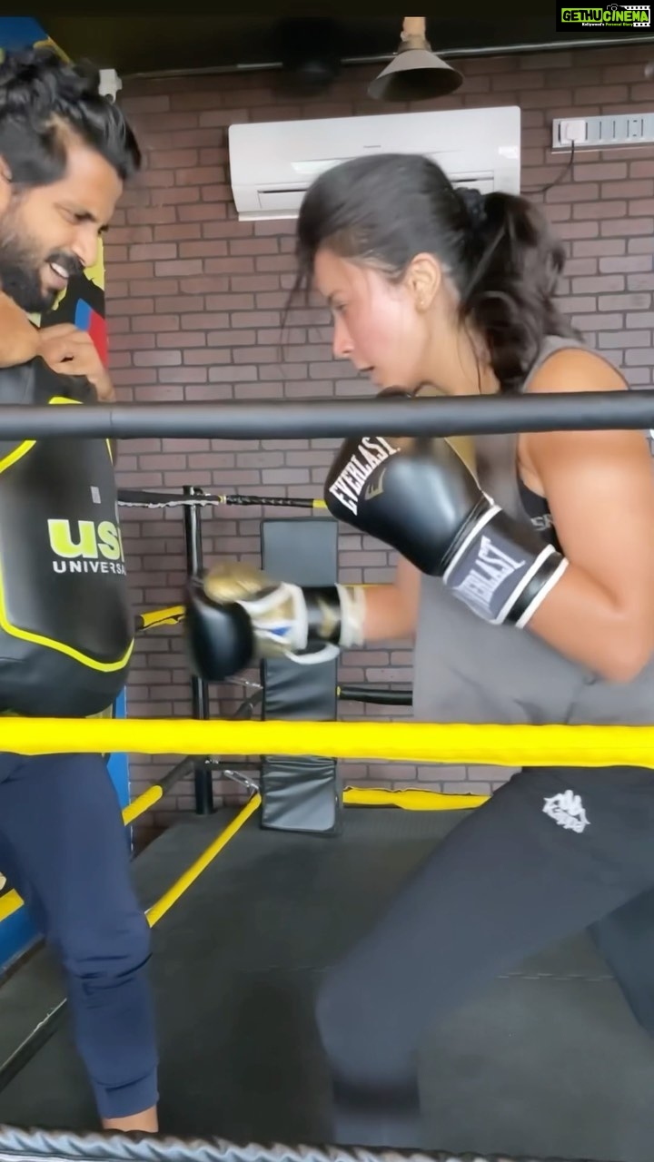 Anju Kurian Instagram - Punching the stress away like 🥊 💥! Body shots all day with my coach @jophiel_l 🥊. #tuesdaymotivation #boxingtraining #mma #fitnessgoals #workingonpower #girlswhobox #kickboxing #strongertogether 🎥- @susanna.m8